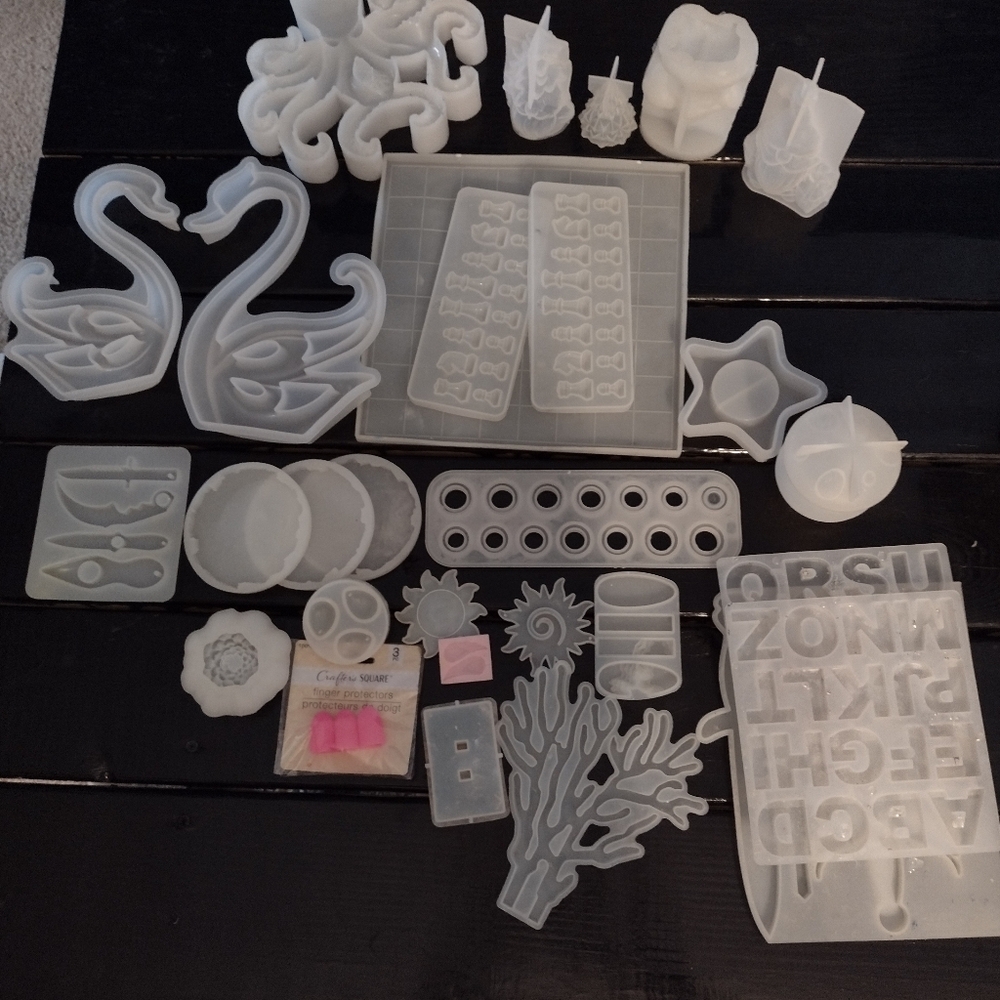 LOT RESIN MOLDS LARGE/MEDIUM/SMALL SWANS, CHESS BOARD & PIECES, GNOMES XMAS ETC